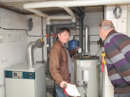 Stephan Herpertz, Energieberater der Verbraucherzentrale, bei einer Beratung vor Ort, Quelle: BEA Stephan Herpertz, Energieberater der Verbraucherzentrale, bei einer Beratung vor Ort, Quelle: BEA